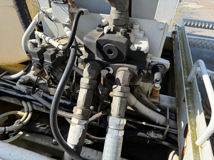 2003-freightliner-fl80-image-82