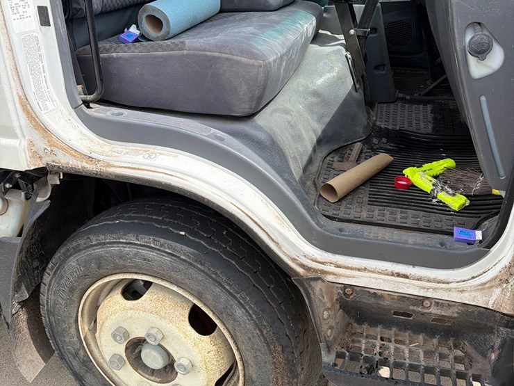 2015-isuzu-nrr-image-50