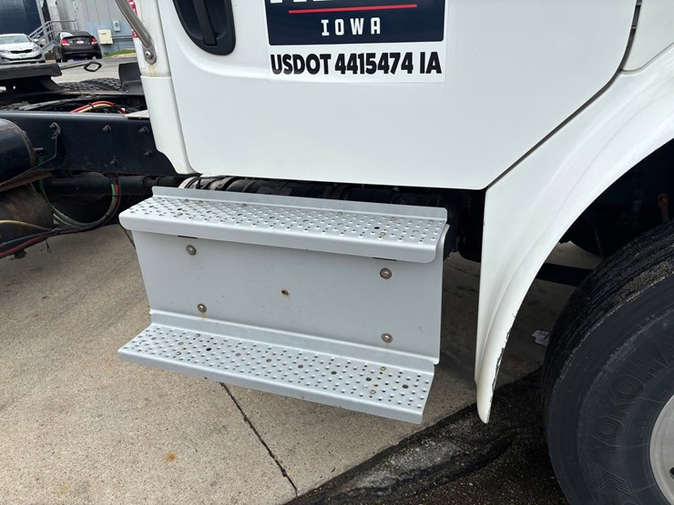 #2297-•-2017-freightliner-m2-single-axle-day-cab-truck-tractor-image-23