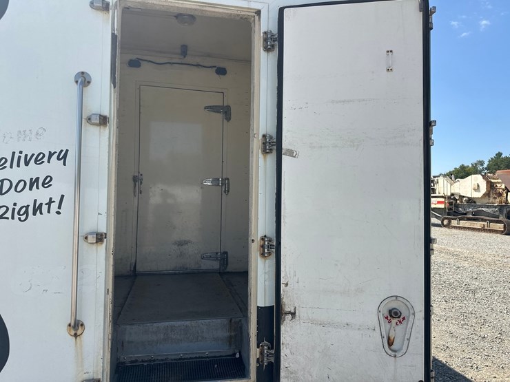 2000-freightliner-fl60-image-25