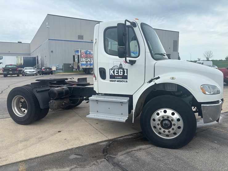 #2297-•-2017-freightliner-m2-single-axle-day-cab-truck-tractor-image-4