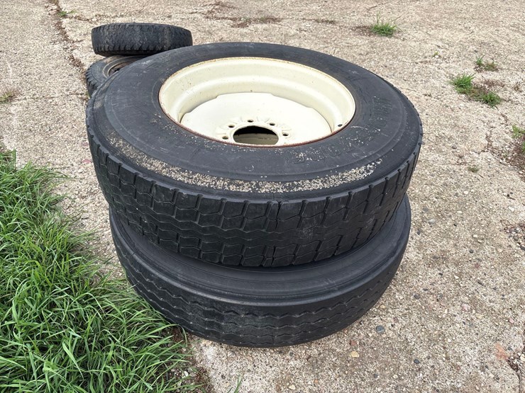 2---295/75r22.5-truck-rims-&-tires-image-2