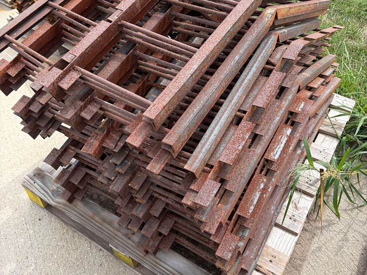 3--pallets-of-v-shaped-metal-grain-bin-supports-image-12