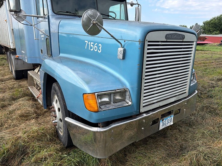 2000-freightliner-fld120-image-22