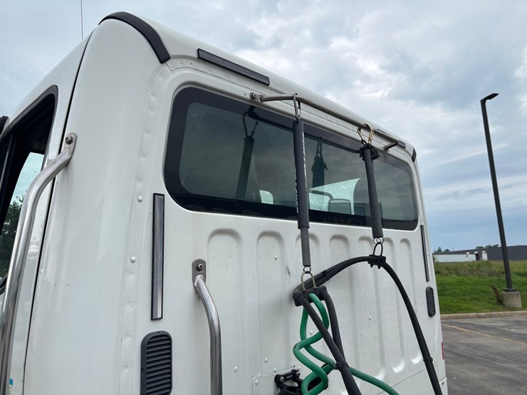#2297-•-2017-freightliner-m2-single-axle-day-cab-truck-tractor-image-15