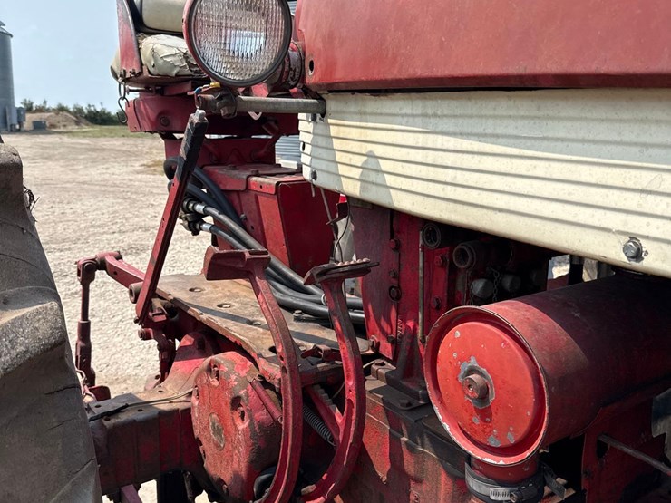 farmall-560-diesel-tractor-image-4