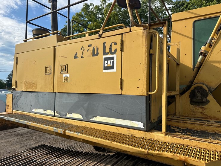 caterpillar-225d-lc-image-15