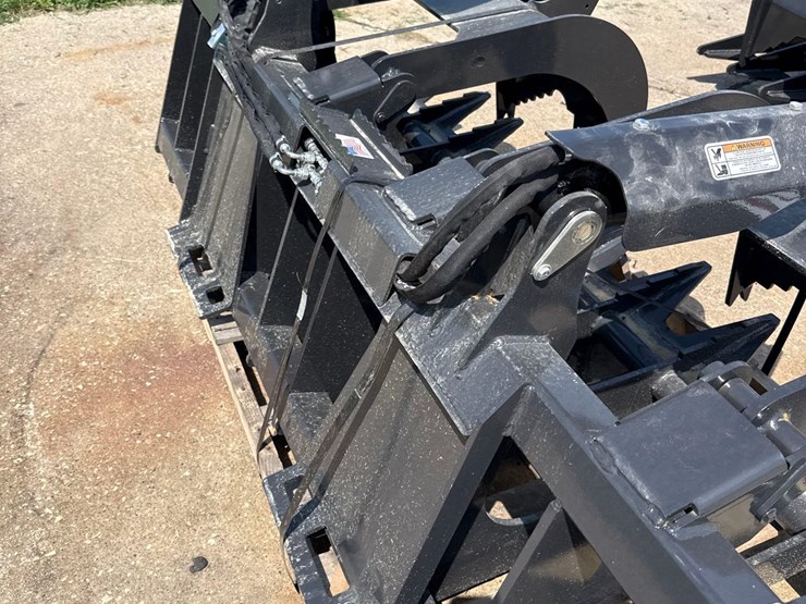 new-stout-84-inch-brush-skidloader-grapple-bucket-image-4