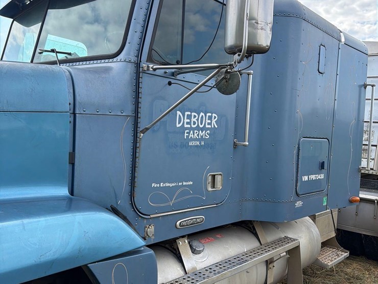 2000-freightliner-fld120-image-18