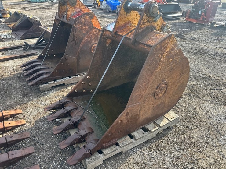 #2732-•-approx-36"-excavator-bucket-image-2