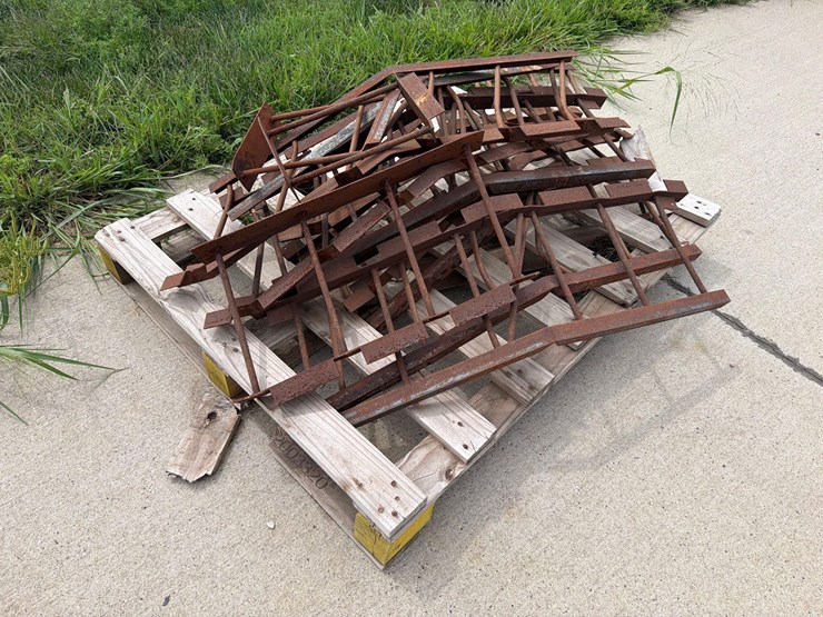 v-shaped-grain-bin-supports-image-1