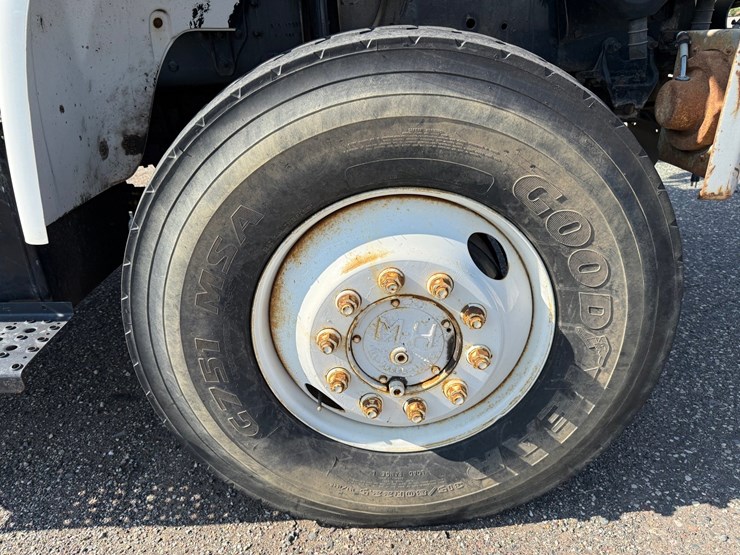 2003-freightliner-fl80-image-120