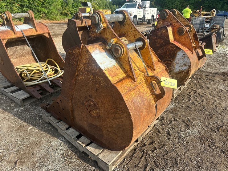 #2732-•-approx-36"-excavator-bucket-image-3