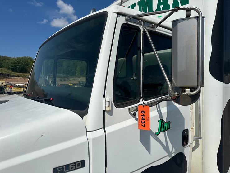 2000-freightliner-fl60-image-13