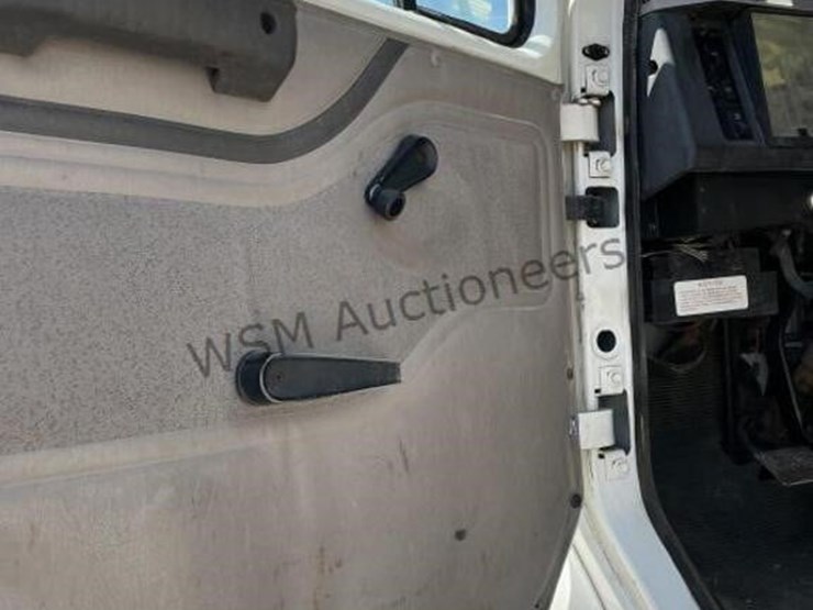 2000-international-8100-image-25