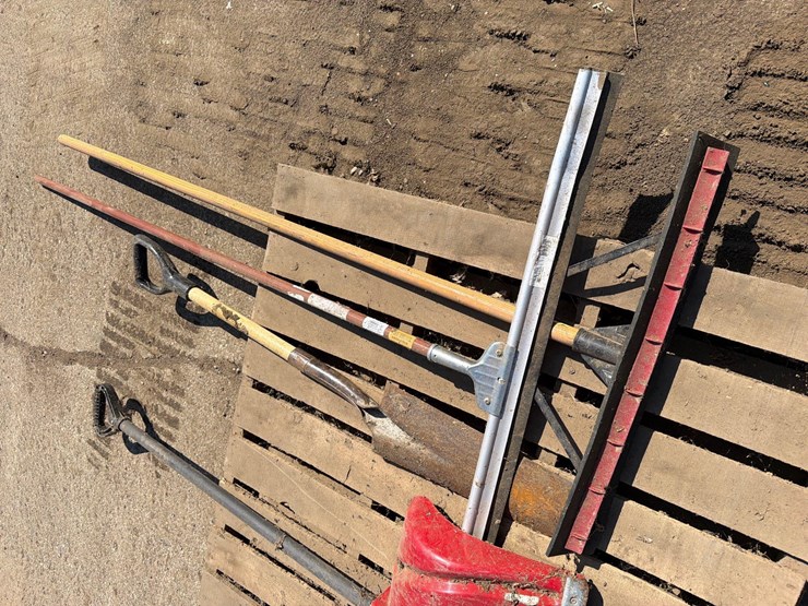spade,-squeeges,-snow-shovel-image-2