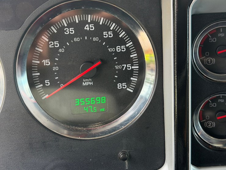 2016-kenworth-w900l-image-44