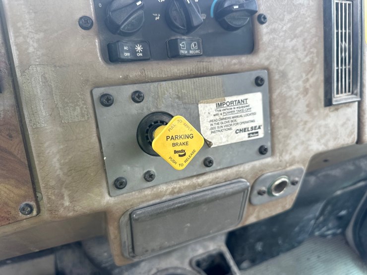2006-peterbilt-335-image-46