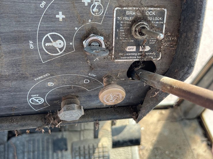 massey-ferguson-2705-image-39