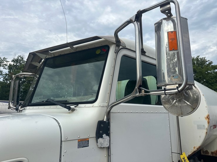 2006-peterbilt-335-image-10
