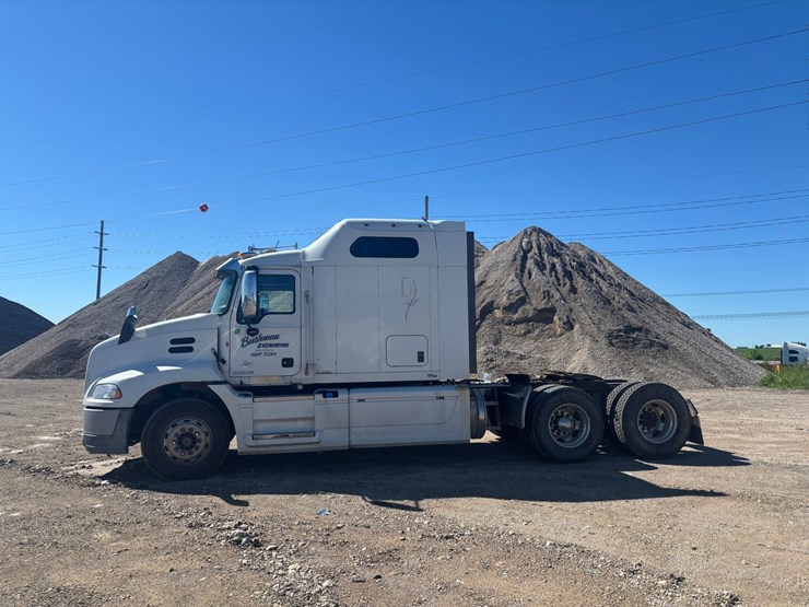 #2161-•-2015-mack-cxu600-sleeper-cab-truck-tractor-image-1
