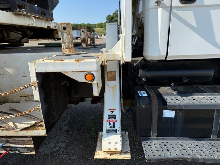 2003-freightliner-fl80-image-49