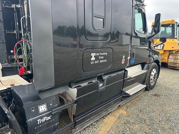 #61416-•-2019-freightliner-cascadia-evolution-iseries-sleeper-cab-truck-tractor-image-17