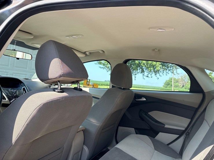 2014-ford-focus-se-car-image-27
