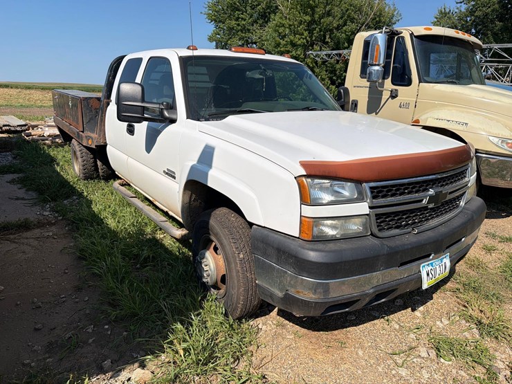 2006-chevrolet-3500-image-3