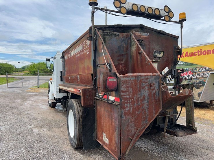 2004-freightliner-fl70-image-38
