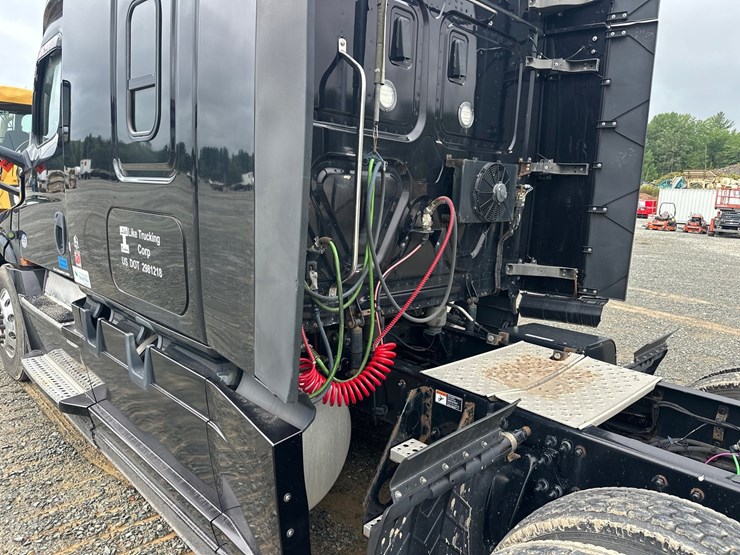 #61416-•-2019-freightliner-cascadia-evolution-iseries-sleeper-cab-truck-tractor-image-26