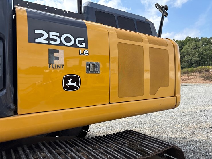 deere-250g-lc-image-11