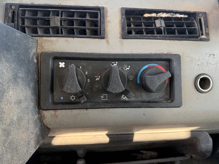2003-freightliner-fl80-image-105
