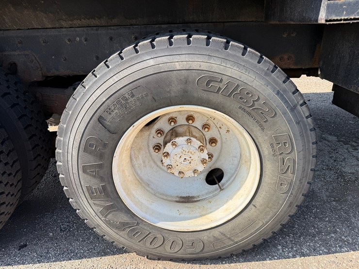 2003-freightliner-fl80-image-118