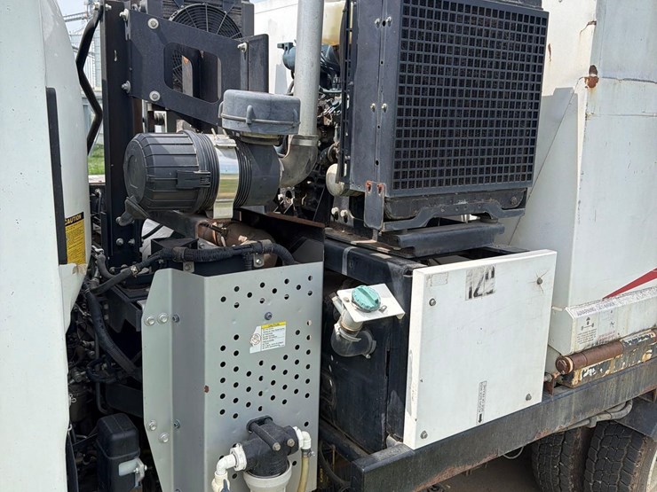 2015-isuzu-nrr-image-12