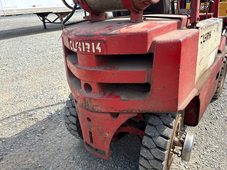#61426-•-clark-forklift-image-12