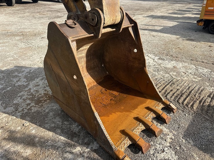 caterpillar-225d-lc-image-23