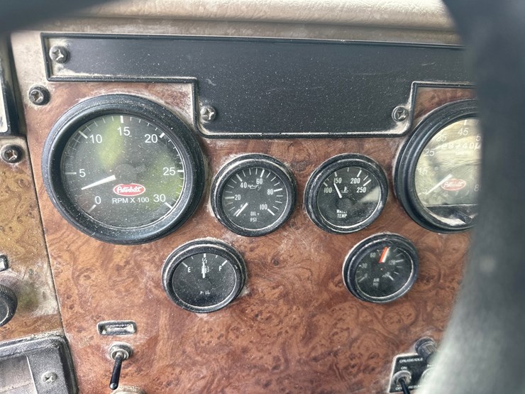 2006-peterbilt-335-image-41