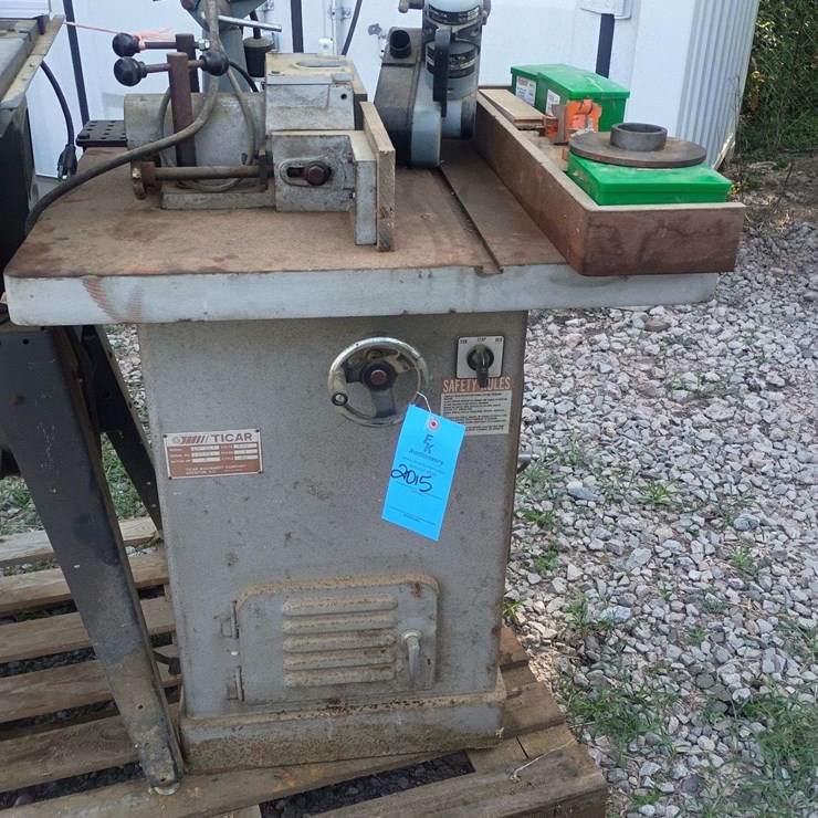MOULDING MACHINE