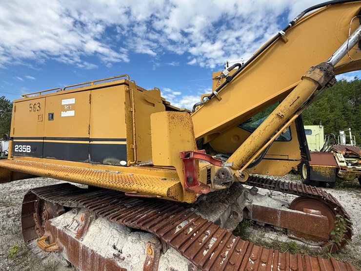 caterpillar-235b-image-23