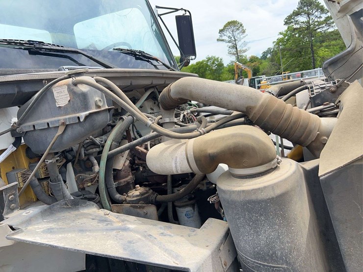 2004-freightliner-fl70-image-61