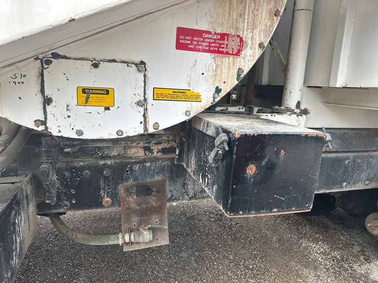 1990-peterbilt-320-image-16