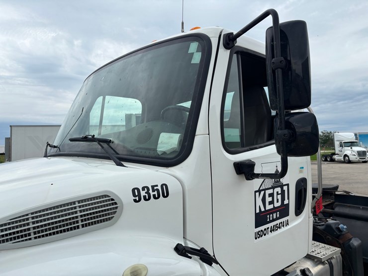 #2297-•-2017-freightliner-m2-single-axle-day-cab-truck-tractor-image-9