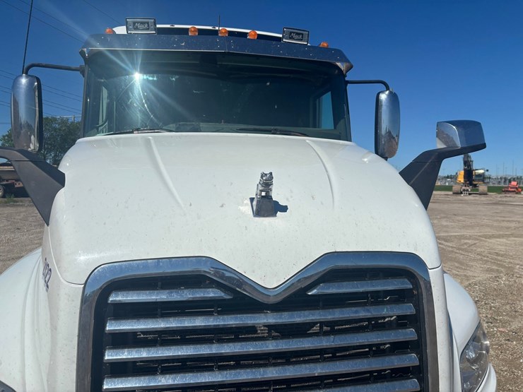 #2161-•-2015-mack-cxu600-sleeper-cab-truck-tractor-image-35
