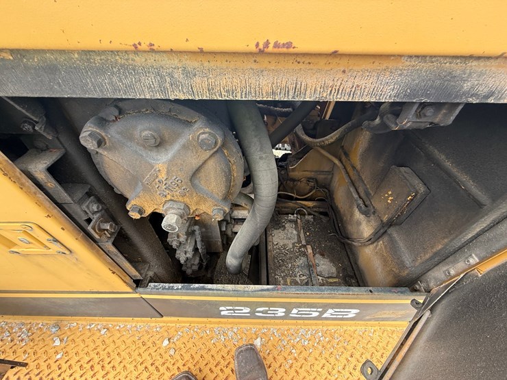 caterpillar-235b-image-35