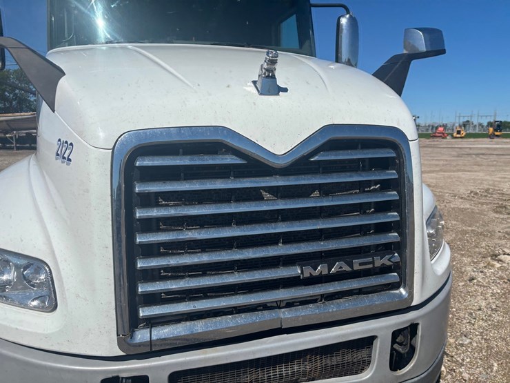 #2161-•-2015-mack-cxu600-sleeper-cab-truck-tractor-image-33