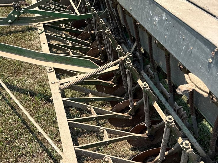john-deere-van-brunt-12ft-drill-image-3
