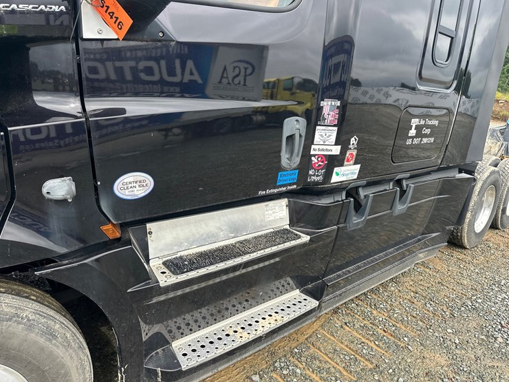 #61416-•-2019-freightliner-cascadia-evolution-iseries-sleeper-cab-truck-tractor-image-22
