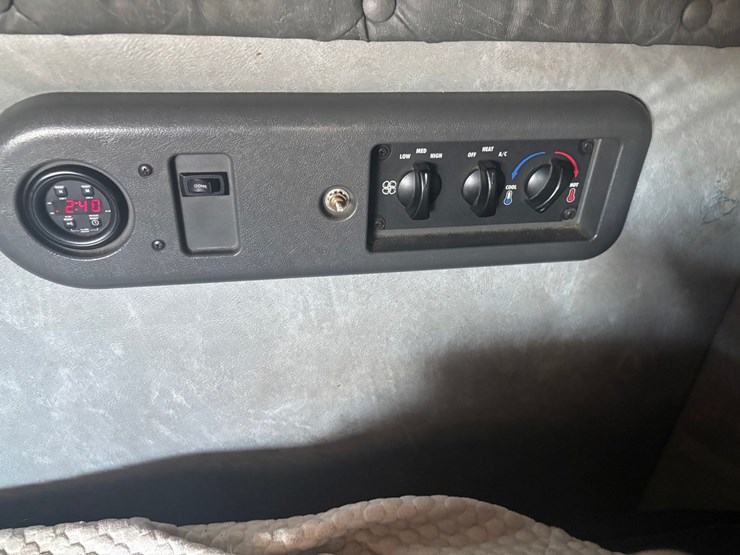 #2161-•-2015-mack-cxu600-sleeper-cab-truck-tractor-image-76