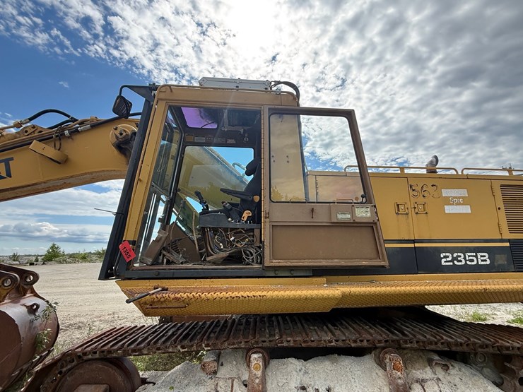 caterpillar-235b-image-16